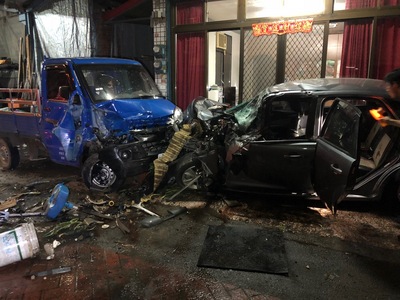 6日晚間10時22分接獲車禍救護案件，一輛自小客車由北往南行經大湖鄉下街31號附近，失速衝撞停在路旁2輛貨車。
 圖：中央社