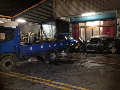 一輛小轎車（右）6日深夜行經苗栗縣大湖鄉靜湖村下 街31號附近，高速衝撞路邊及騎樓2部貨車，小轎車上 一名1歲幼童當場死亡，另2名男子分別受輕重傷送醫。 圖：中央社
