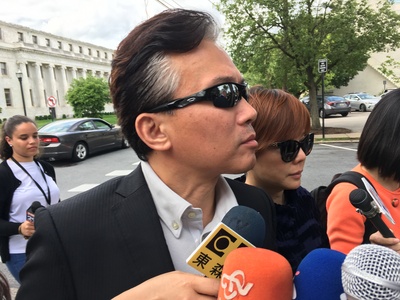藝人孫鵬、狄鶯之子孫安佐被控恐嚇攻擊校園案，4日在賓州德拉瓦郡中級民刑法院舉行審前會議，到場旁聽的孫鵬與狄鶯離開法院後被媒體包圍，低調不發言。 圖：中央社
