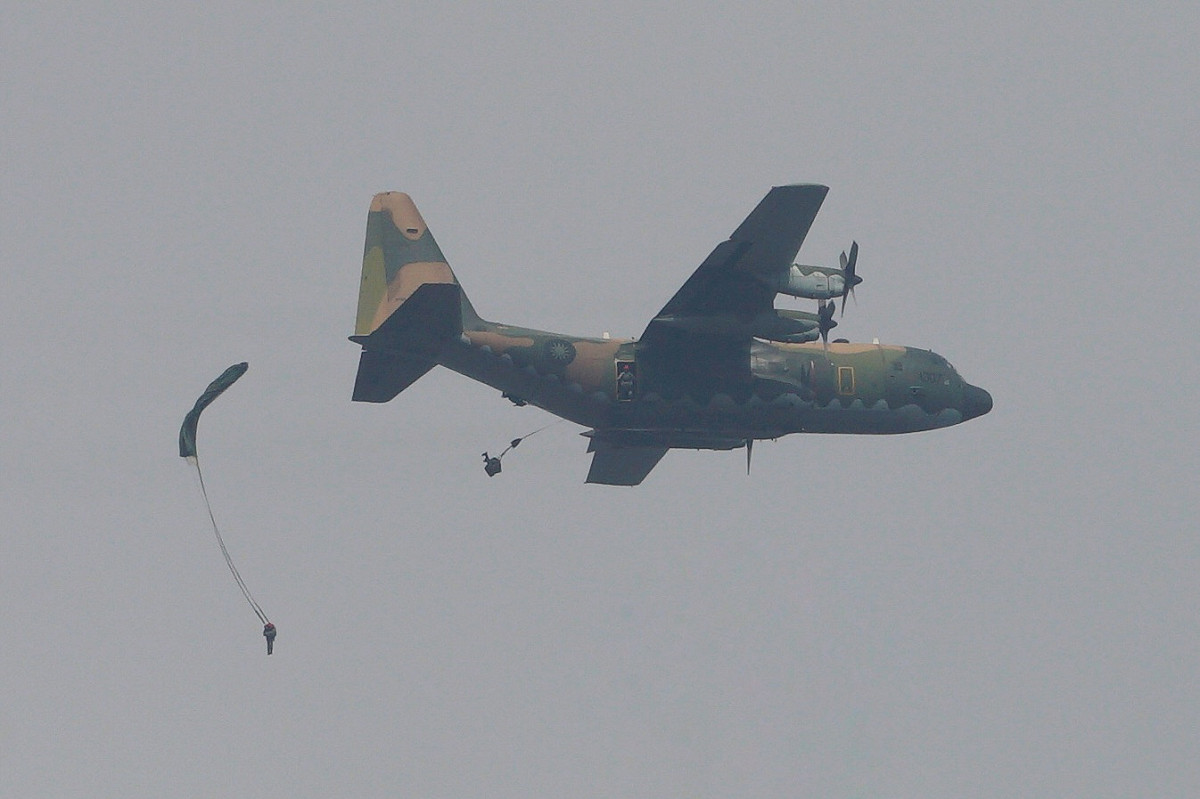 假想敵軍人員空降。 圖：張良一/攝