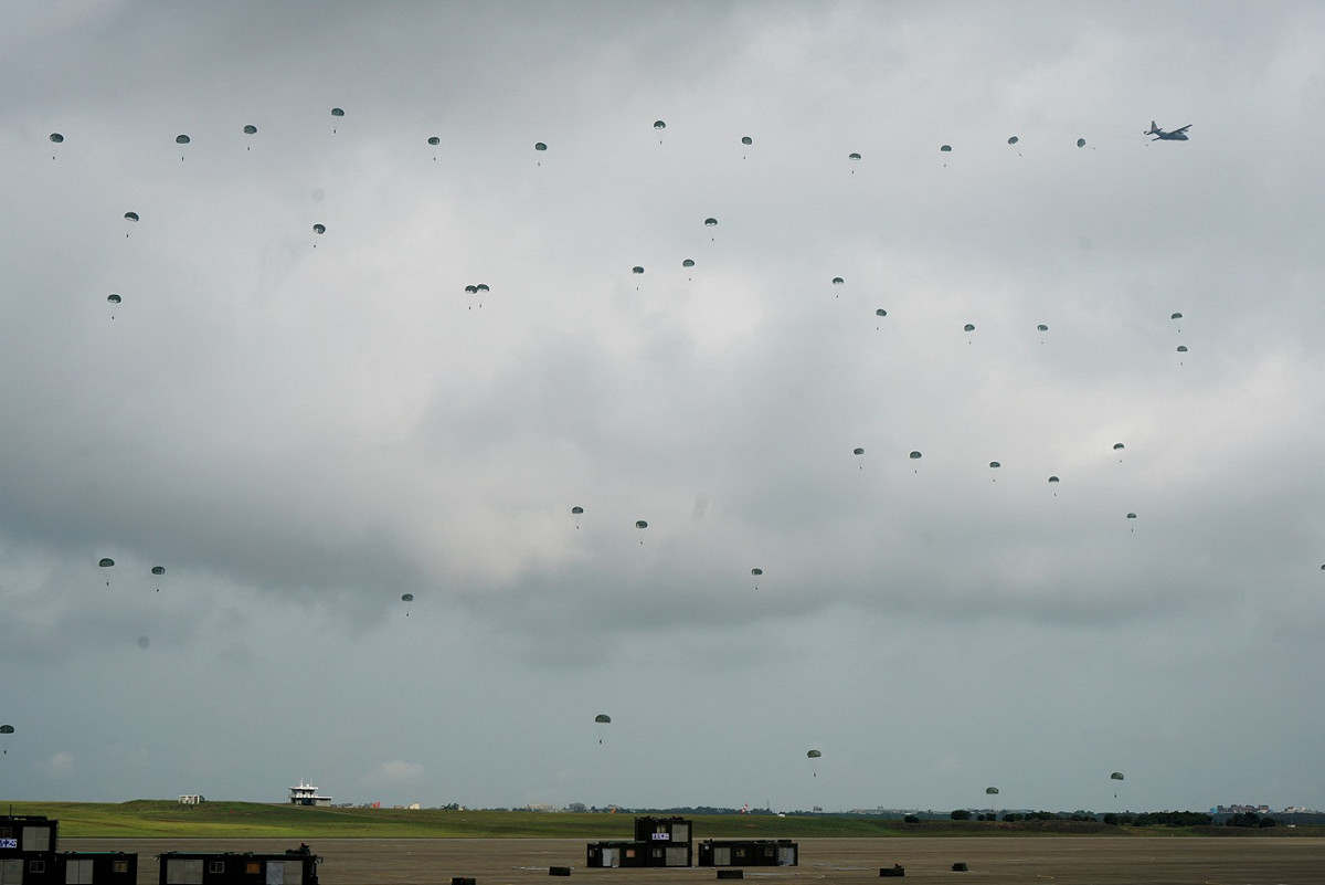 清泉崗空軍基地上空佈滿假想敵軍人員空降。 圖：張良一/攝