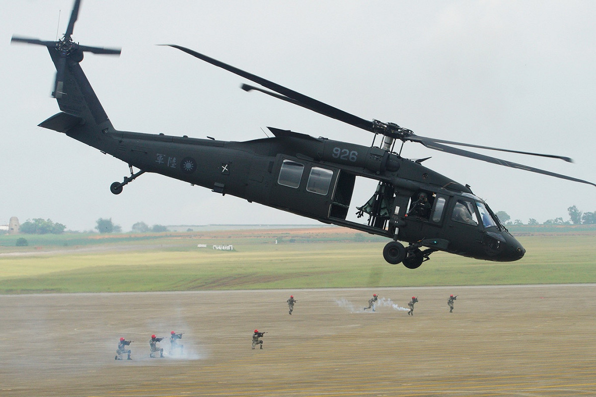 假想敵搭乘UH-60M直昇機攻打清泉崗空軍基地。 圖：張良一/攝