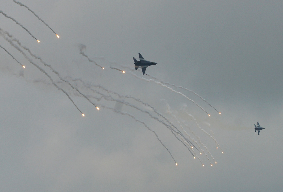 假想敵軍持續進行機場炸射。 圖：張良一/攝