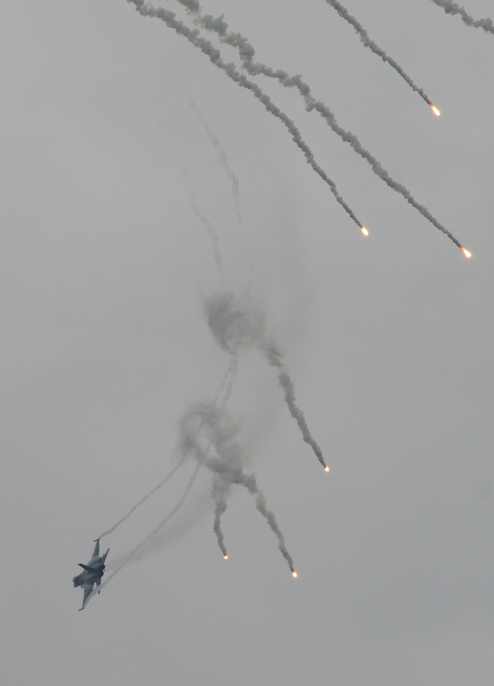 空軍出動戰機掩護地面部隊作戰。 圖：張良一/攝
