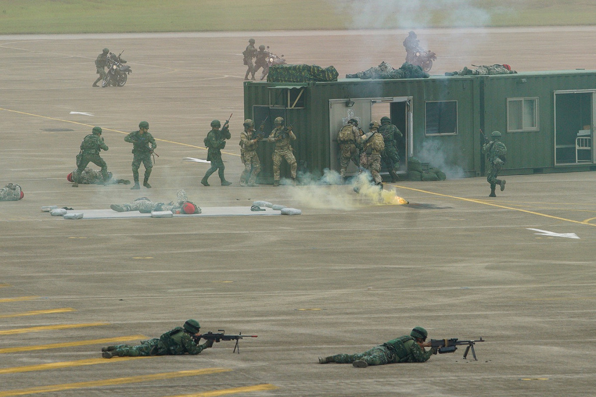 特戰部隊攻擊掃蕩敵軍。 圖：張良一/攝
