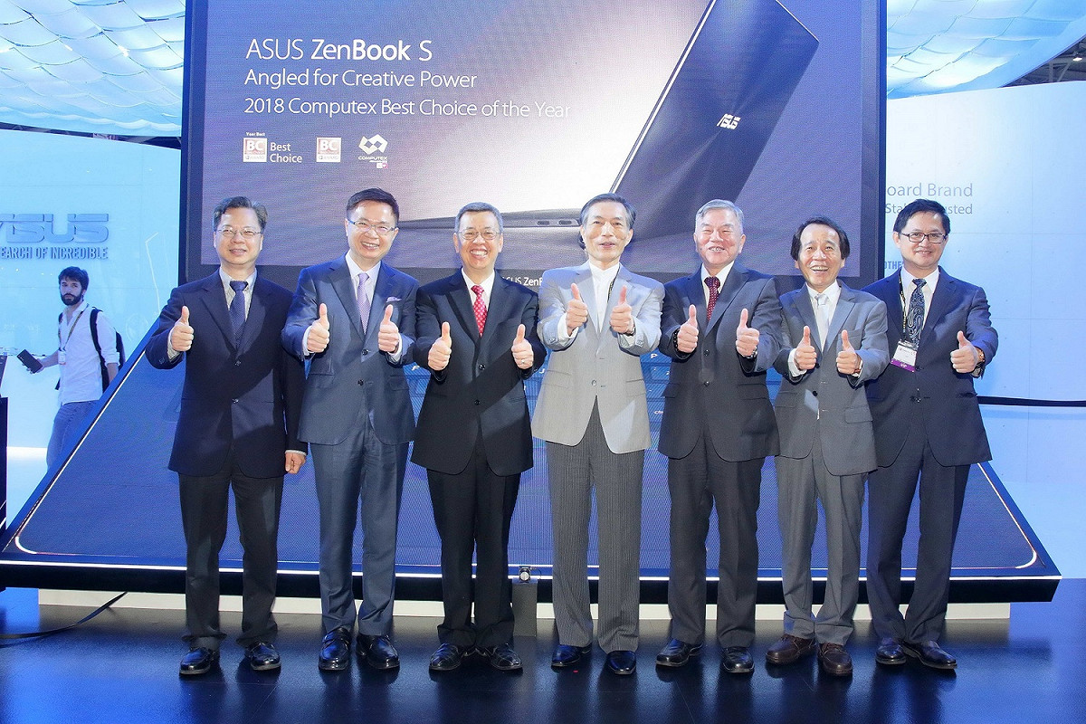 副總統陳建仁至華碩COMPUTEX攤位體驗最新推出的筆記型電腦及電競手機等創新產品。 圖：華碩公司提供