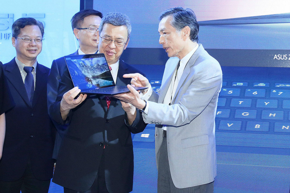 華碩集團總裁曾鏘聲向陳建仁介紹全新ASUS ZenBook S筆記型電腦。 圖：華碩公司提供