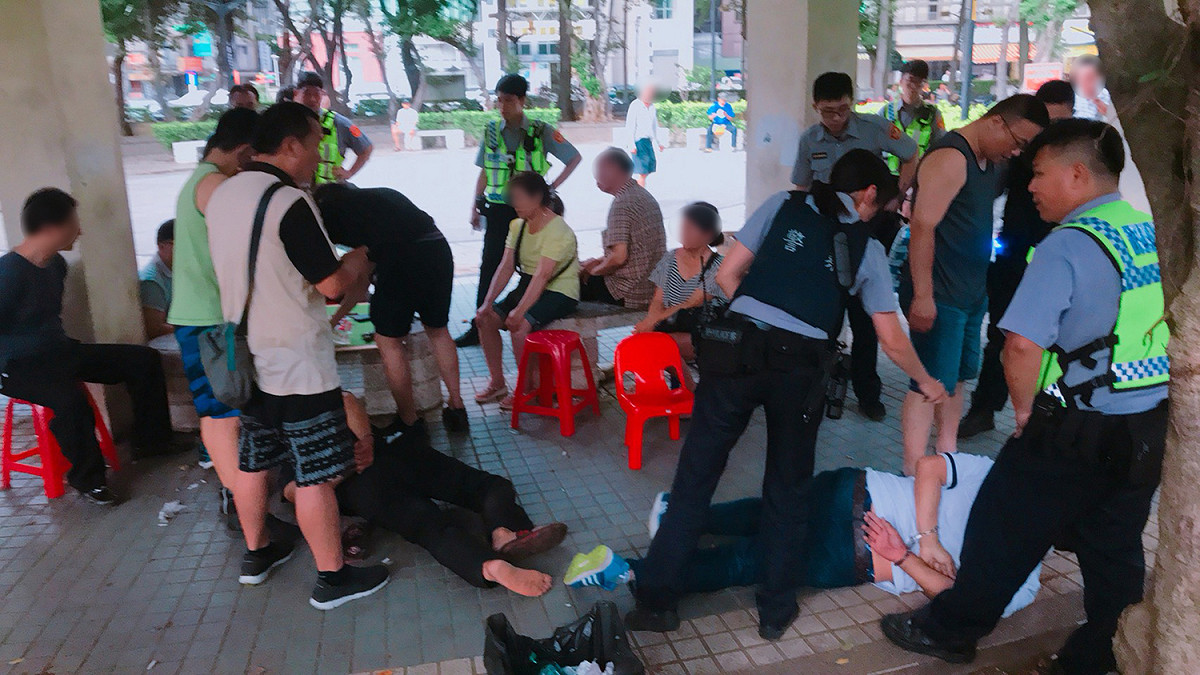 警方出動12名警力偽裝成打籃球的學生及掃地的清潔隊員，伺機靠近後，將籃球、清潔服一脫，全體一踴而上，才將該賭博集團含賭客一網打盡。 圖:中壢警分局/提供