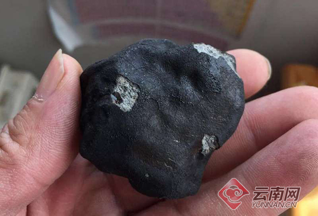 雲南西雙版納隕石墜落，當地民眾爭相搶拾待價而沽。 圖 : 翻攝自雲南網