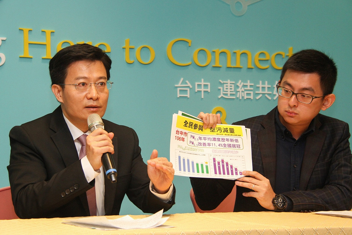 台中市環保局長白智榮、新聞局長卓冠廷舉行記者會，指監委引用的是錯誤數據。台中市政府/提供 圖 : 台中市政府/提供