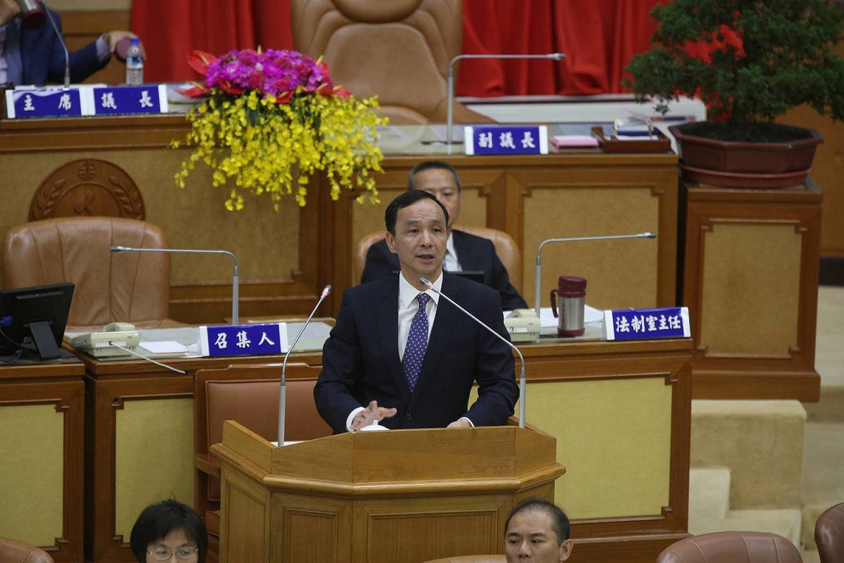 新北市長朱立倫今天在議會表示，市府將就年改問題，為新北市公教人員向司法院聲請大法官釋憲。圖：王峻昌/攝  圖：王峻昌/攝