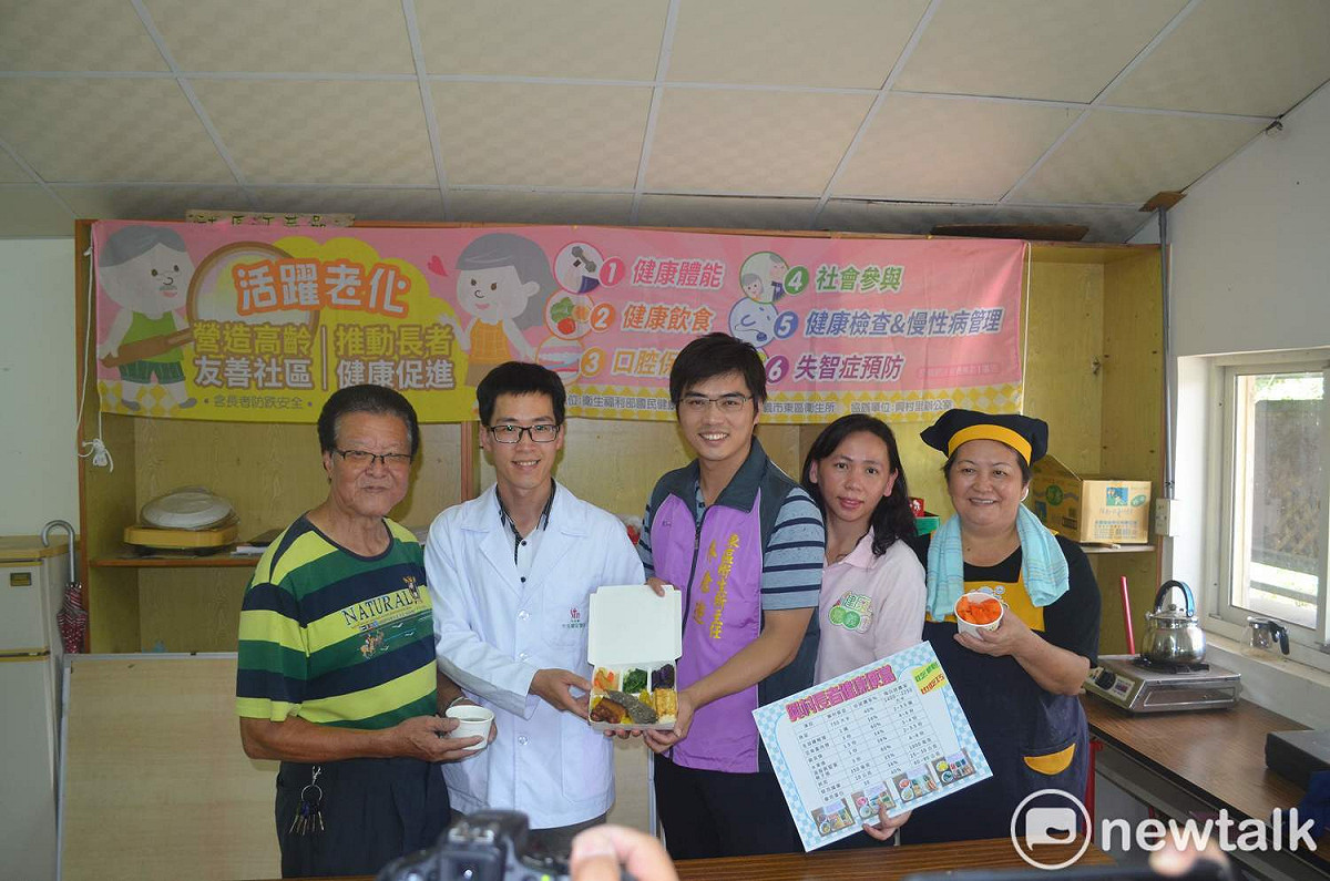 嘉義市興村里長梁炳文（左一）在衛生局和聖馬爾定醫院輔導下，開辦高齡友善廚房。 圖：蔡坤龍/攝