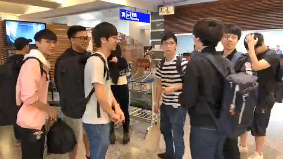 為了亞運電競項目的預選賽，台灣代表隊伍今（7）日從桃園國際機場起飛前往香港，中華民國電子競技運動協會特別開了直播與大家分享選手的狀況，每位選手看起來神色都相當輕鬆，也期待他們能夠帶回好成績。 圖：翻攝自 CTESA 直播畫面