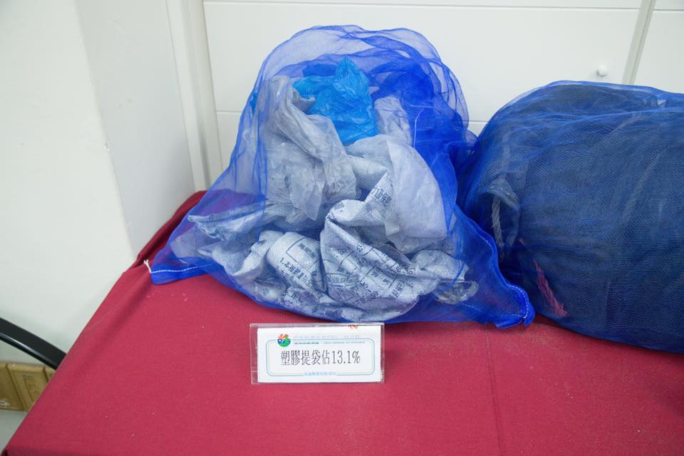 吳芳銘鄭重呼籲，「每個人只要改變一點點生活習慣，減少使用塑膠袋，大量使用環保相關用品，就能拯救海洋生物，你我都能成為環保英雄」。 圖：翻攝自吳芳銘臉書