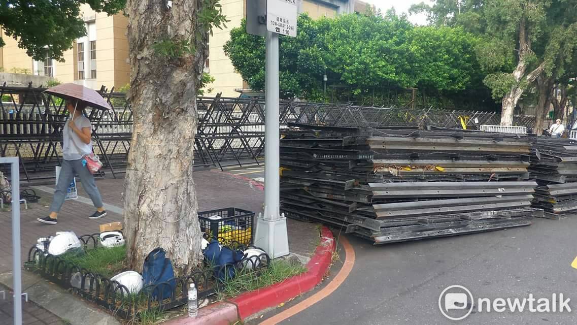 行政院大門周邊已立起層層拒馬。 圖 : 民眾/提供
