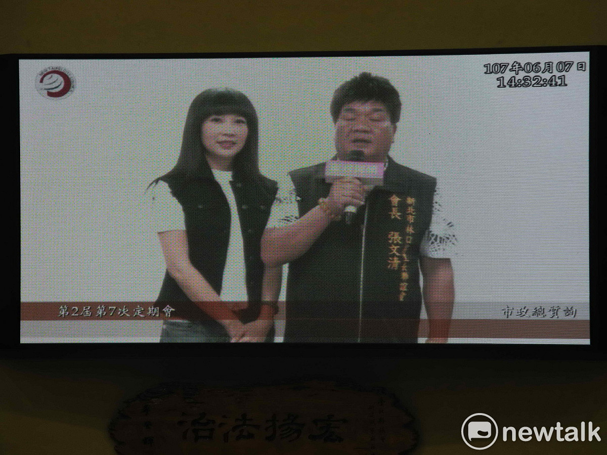 新北市議員蔡淑君化身記者「淑君阿姨」，逐一採訪林口區17 位跨黨派的里長。圖為林口區里長聯誼會長張文湖受訪。 
 圖：王峻昌/攝