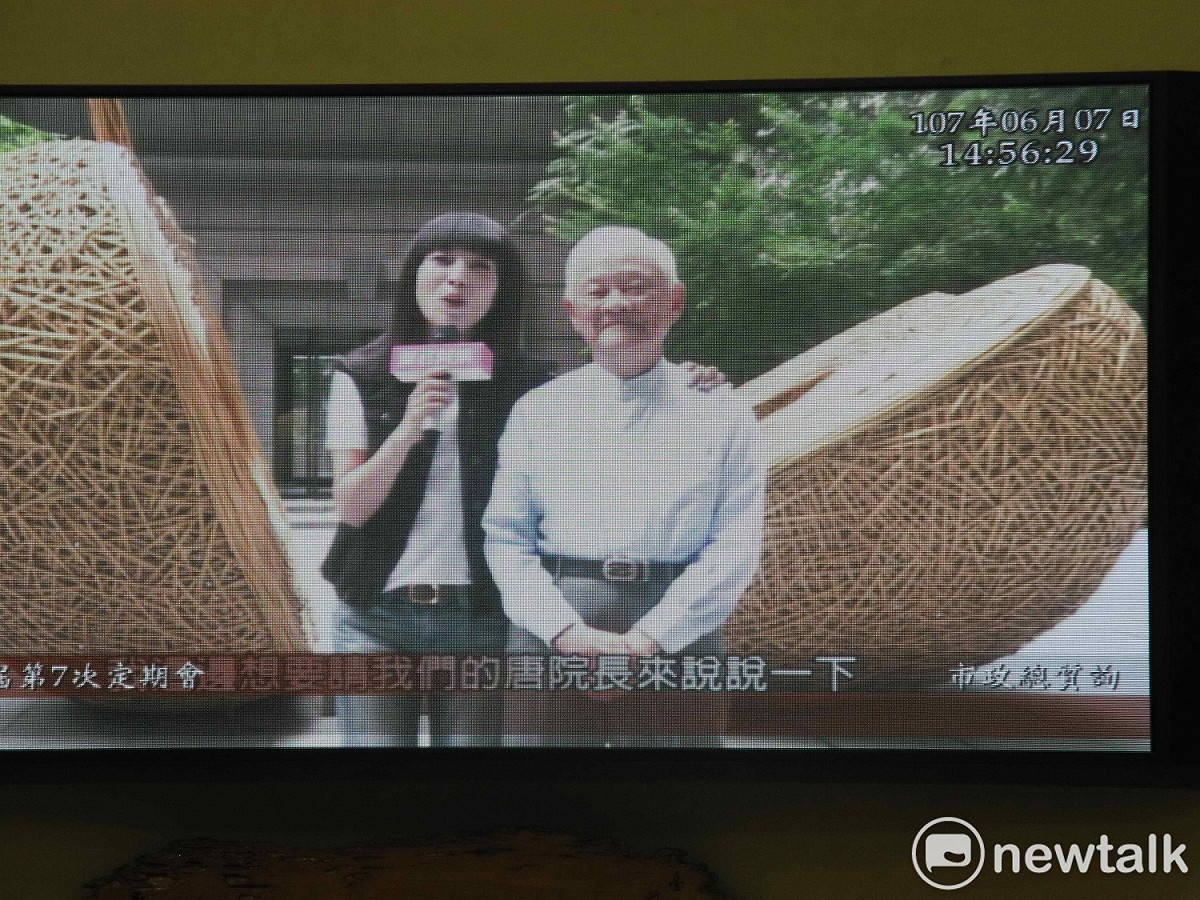 新北市議員蔡淑君化身記者，採訪前行政院長唐飛為朱團隊打氣。                                                
 圖：王峻昌/攝