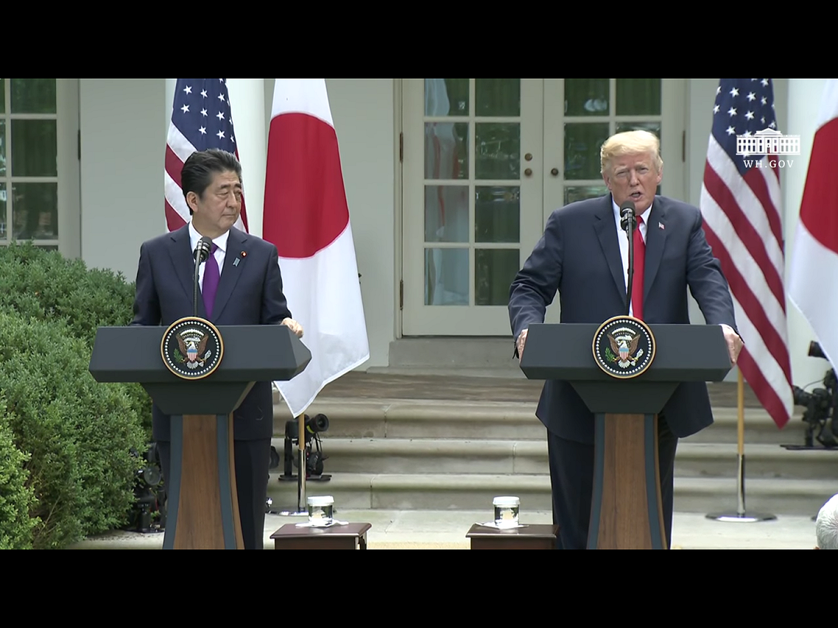 川普與到訪的日本首相安倍晉三在白宮舉行聯合記者會，他答覆記者問題時說：「有可能，我們可能簽署（結束韓戰）協議」。川普並指出，若川金會進行順利，他將邀請金正恩訪問美國，但他也警告，如果川金會進行不順利，「我完全有準備走人」。 圖：翻攝自白宮網站