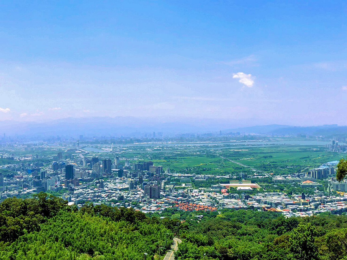 北投大屯里中正山腳下，有一個農村聚落，以當地櫻花、鳳梨及農村特色等元素，有櫻花隧道、鳳梨涼亭，還有沁涼消暑的溪畔步道等。 圖：台北市工務局提供