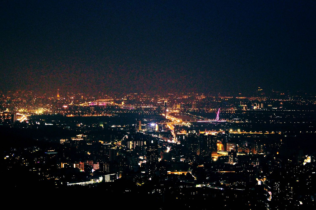 四季長廊夜景，可以一睹台北夜景，相當浪漫！ 圖：台北市工務局提供
