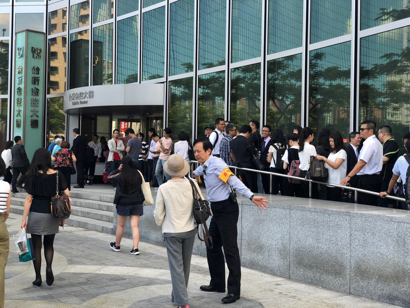 台新金控8日召開股東常會，將改選董事，由於受到寶佳集團全力挑戰，雙方都大舉動員，等待進場股東大排長龍。 圖/中央社