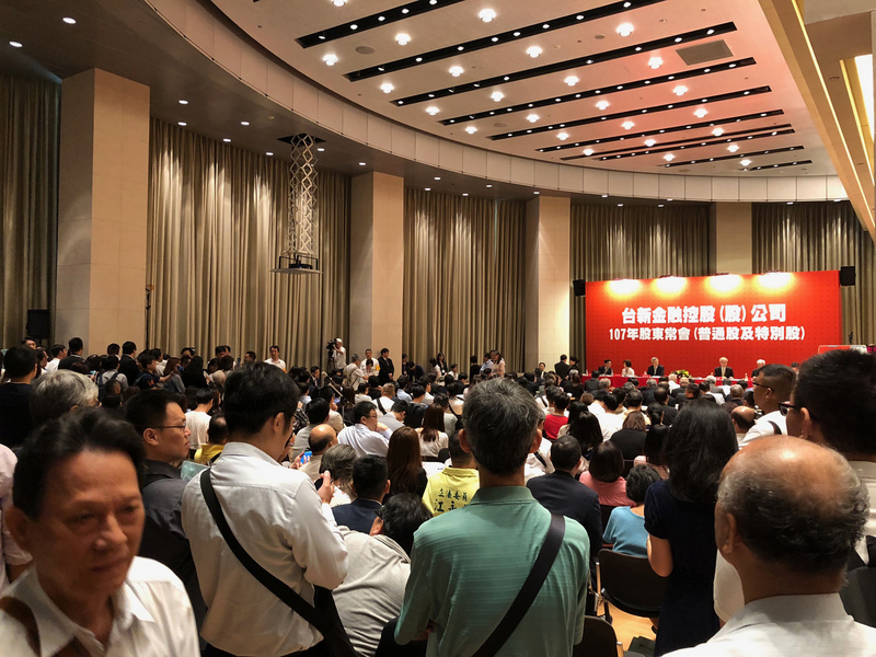 台新金控8日召開股東常會，現場股東人潮洶湧，選舉結果寶佳全軍覆沒，公司派仍完全掌握董事會，保住經營權。 圖/中央社