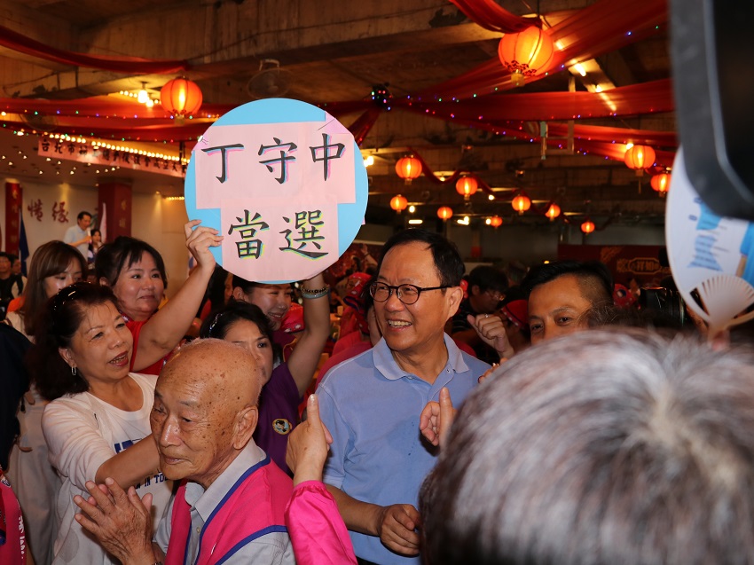 國民黨婦工總會上午在指南宮大雄寶殿舉辦誓師大會，國民黨台北市長參選人丁守中首先登場。 圖：趙婉淳／攝