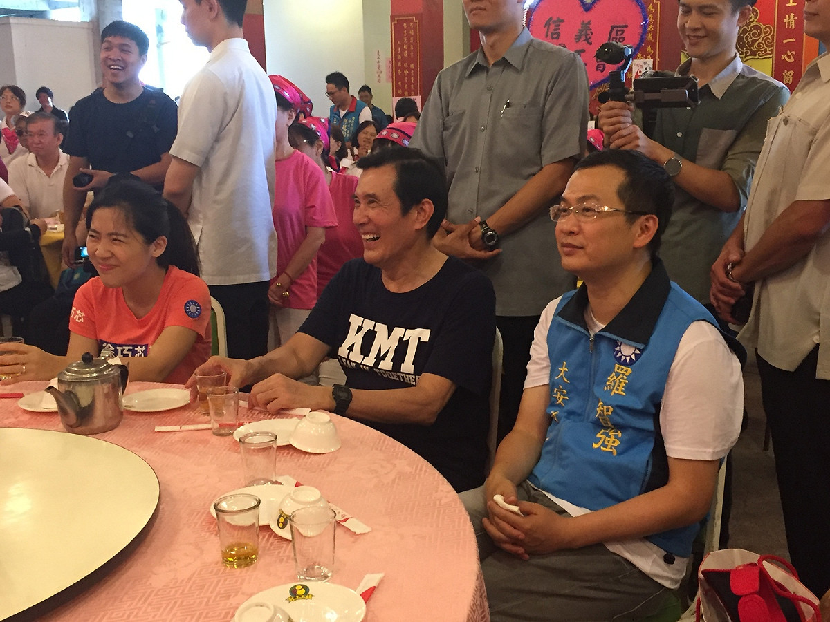 台北市松山信義區參選人徐巧芯、台北市大安文山區參選人羅智強上午也有出席，並坐在馬英九身旁。 圖：趙婉淳／攝