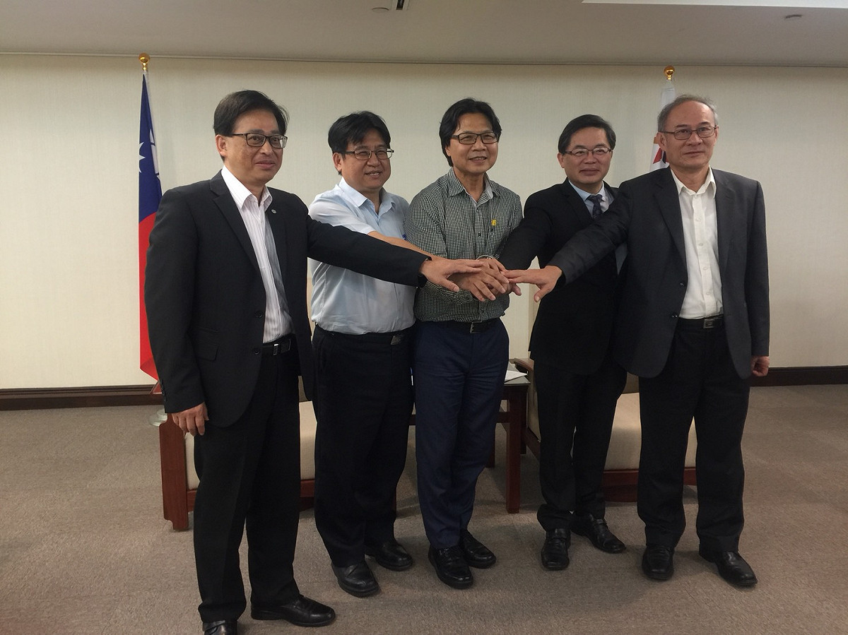內政部長葉俊榮(中)拜訪台南市長李孟諺(右二)，攜手推社會住宅。 圖：內政部提供