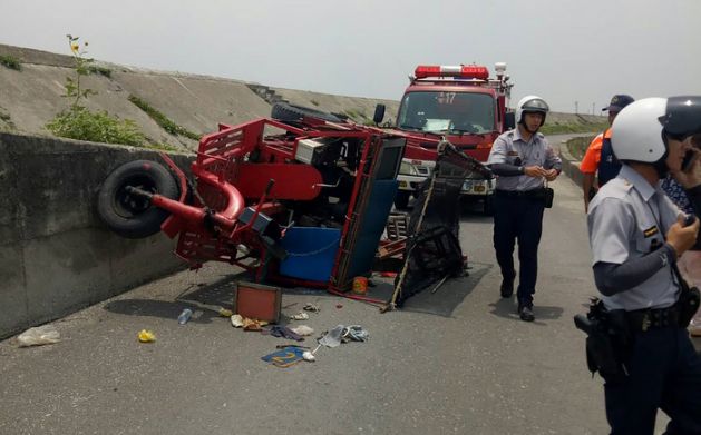嘉義市大同國小8日舉行校外活動，139名小六學生至彰化縣王功社區體驗採蚵生態之旅，其中一輛搭載9名學生的鐵牛車上坡時突然失去動力，導致翻覆，造成8名學生受傷，其中一名女生臉部擦傷較為嚴重，另外2名領隊也受傷、李姓司機左肩骨折，總計有12人送醫治療。 圖：彰化縣消防局/提供