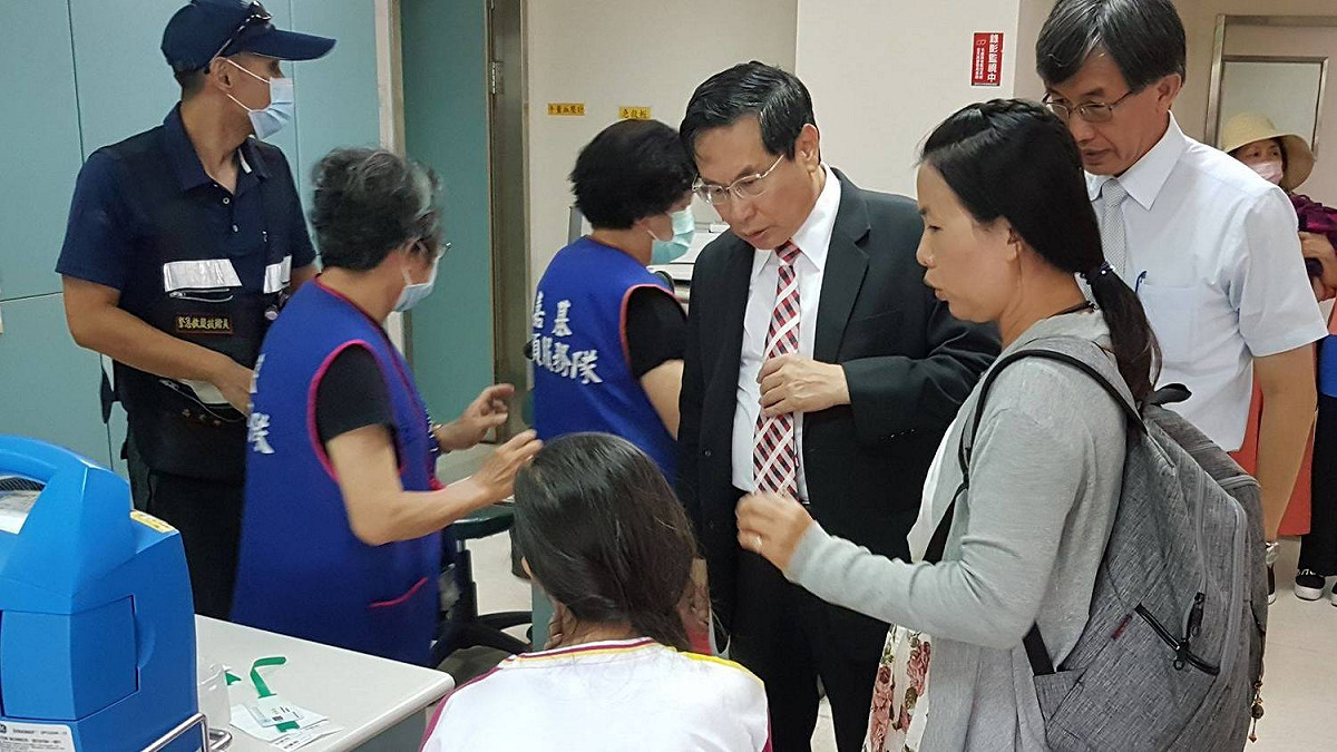 嘉義市長涂醒哲前往嘉義基督教醫院探視受傷的女同學，並要求院方給予最妥善的治療。 圖：取自嘉義市長涂醒哲臉書