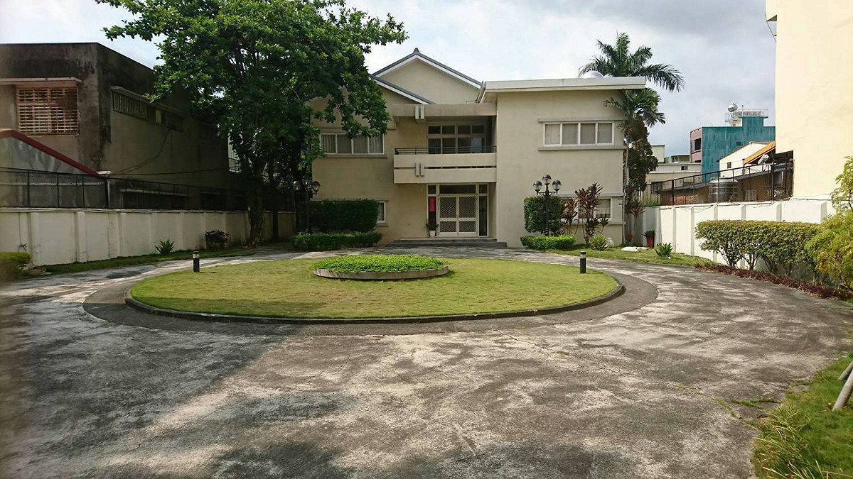 許忠信表示若當選市長將進住新營市原有縣長官邸，此舉不僅可以省去租用市長官邸的費用，避免長期未使用而荒廢，更可就近與市民互動，了解溪北區域的發展動態及市民需求。 圖：黃博郎/攝