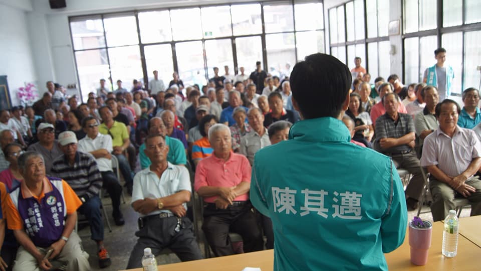 陳其邁今天展開「智慧城市 經濟首都」傾聽之旅，吸引大批民眾相挺。 圖：陳其邁辦公室/提供