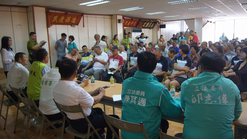 陳其邁傾聽地方心聲。 圖：陳其邁辦公室/提供