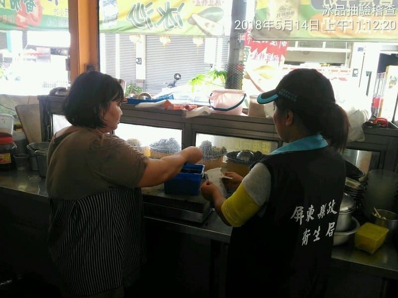 夏天消暑良方少不了冰品飲品，為顧及民眾健康及食安，屏東縣政府衛生局抽驗市售冰品。 圖：屏東縣政府/提供