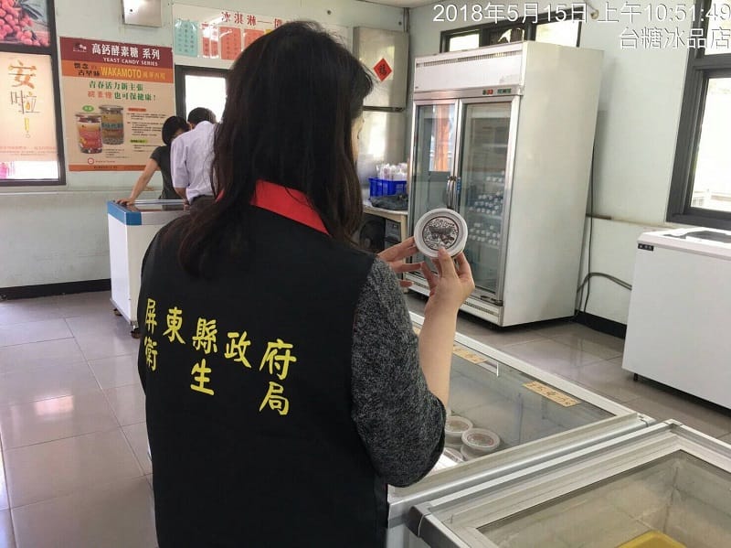 大腸桿菌群或生菌數超量，分別違反食品安全衛生管理法第17條所訂定冰類及飲料類衛生標準。 圖：屏東縣政府/提供