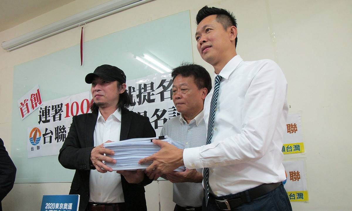 台灣團結聯盟9日公布第一位高雄市議員候選人莊貽量（右）。 圖：林朝億/攝