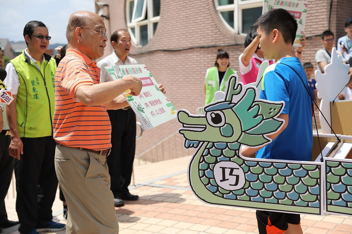 蘇貞昌出席新北市鶯歌巧端午衝衝衝龍舟賽，和小朋友互動。 圖：蘇貞昌辦公室提供