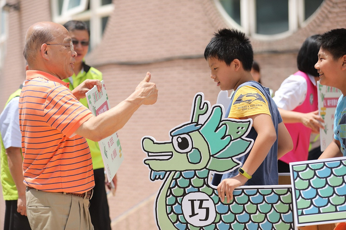 蘇貞昌出席新北市鶯歌巧端午衝衝衝龍舟賽，和小朋友互動。 圖：蘇貞昌辦公室提供