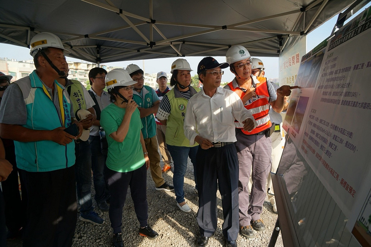 立委劉世芳於昨(8)日針對楠梓交流道路平問題，及新台17線濱海公施工進度進行勘查。 圖：劉世芳/提供