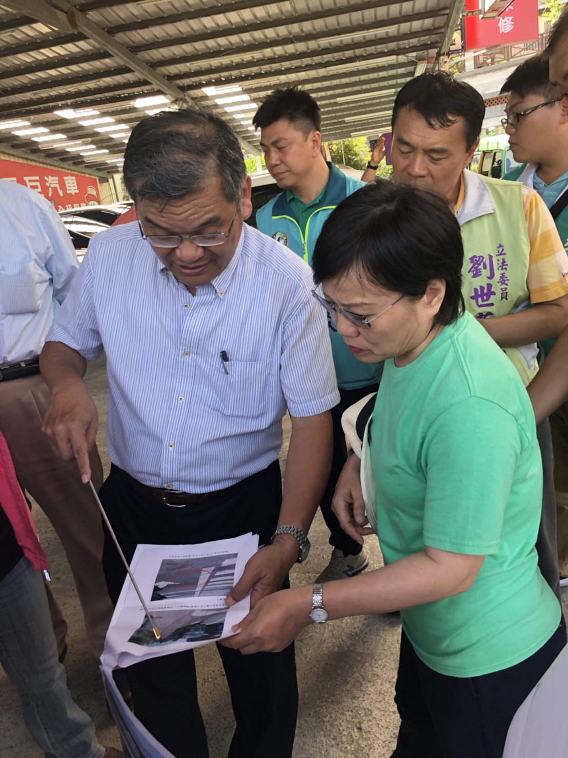 立委劉世芳於昨(8)日針對楠梓交流道路平問題，及新台17線濱海公施工進度進行勘查。 圖：劉世芳/提供