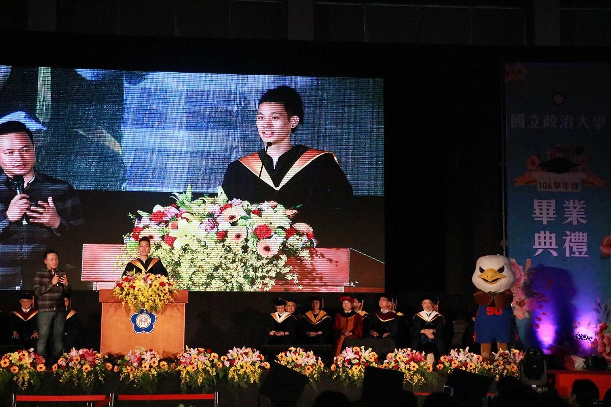政治大學畢業典禮今（9）日舉行，上午場邀來美國NBA球星林書豪擔任致詞貴賓，這是林書豪在台灣第一次於畢業典禮上致詞。 圖：政治大學/提供