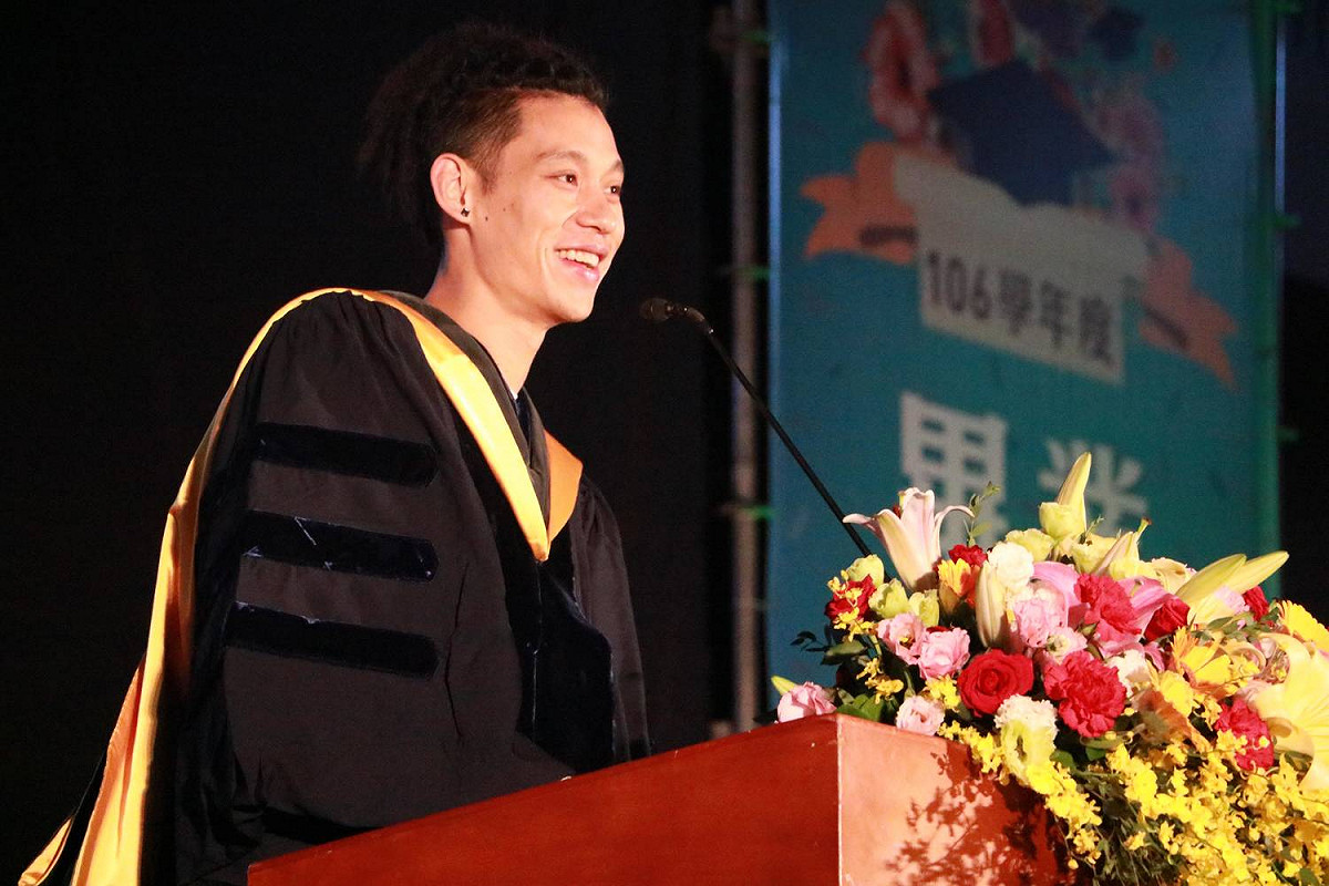 政治大學畢業典禮今（9）日舉行，上午場邀來美國NBA球星林書豪擔任致詞貴賓，這是林書豪在台灣第一次於畢業典禮上致詞。 圖：政治大學/提供