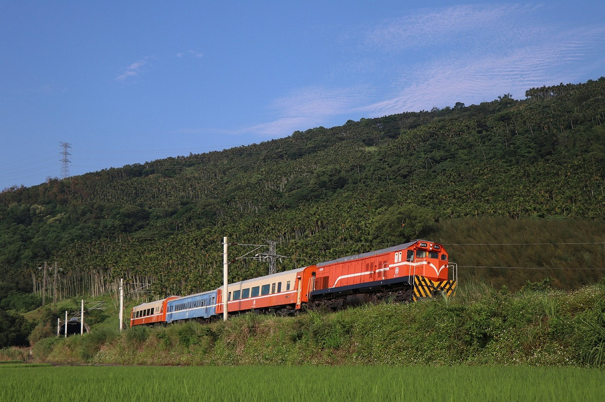 藍皮柴油客車「藍寶寶」以莒光號前後包夾的方式運送。 圖：文化部／提供