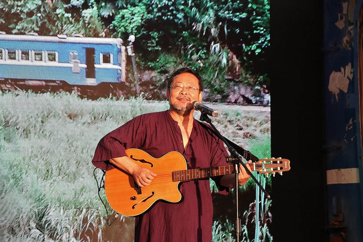 國寶級民謠大師陳明章演奏國片《戀戀風塵》電影配樂，重溫藍寶寶串起鄉鎮的年代。 圖：文化部／提供