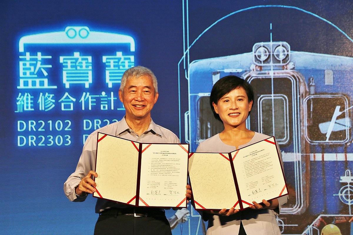 文化部長鄭麗君、交通部長賀陳旦共同簽署「台北機廠活化轉型鐵道博物館園區軟體建置」合作備忘錄。 圖：文化部／提供