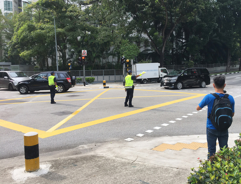 川金會12日在聖淘沙嘉佩樂酒店舉行，北韓領導人金正恩可能下榻瑞吉酒店，警方人員在瑞吉酒店外道路指揮交通，做好維安措施。 圖：中央社