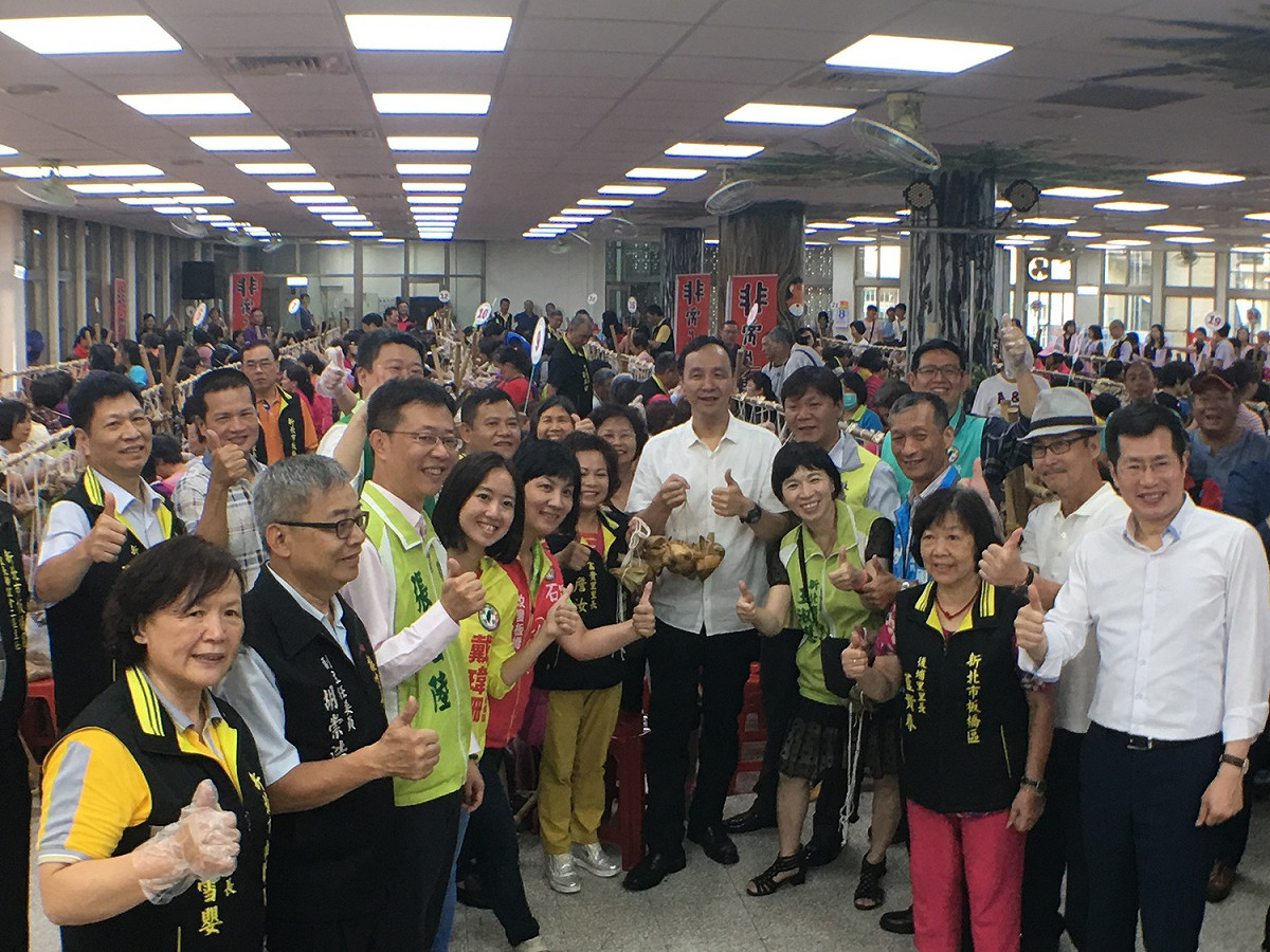 朱立倫參加板橋區公所包愛心粽活動，與到場民代、里長及志工合影。                                      
 圖：板橋區公所提供