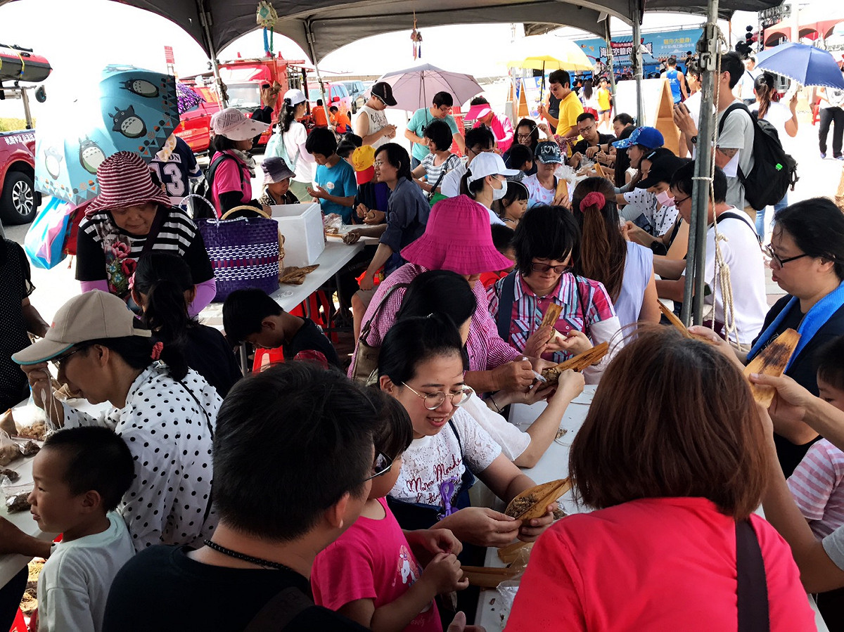 包粽子體驗。 圖：桃園市政府/提供