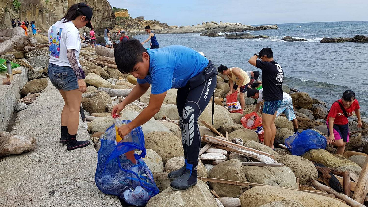 基隆市環保局也響應無塑生活，今(9)日在和平島公園舉辦淨灘。 圖：基隆市環保局/提供